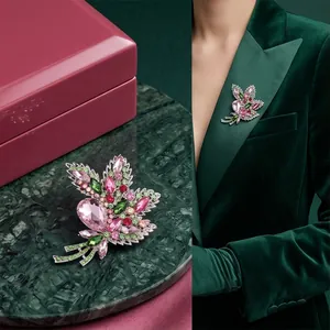 Exquisite große Blumenbrosche mit rosa und grünen Kristallen auf grünem Samt-Sakko