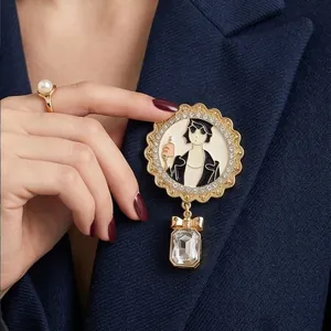 Eleganter Vintage-Brosche mit Damenporträt und klarem Kristallanhänger in Goldoptik