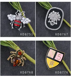 Vintage metalen brochecollectie met insectenontwerpen, schedels en schilden met kristallen