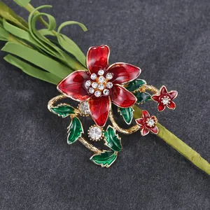 Elegante rode emaille bloem broche met groene bladeren en strass voor de jassen.