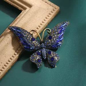Detaillierte Makroansicht einer eleganten blauen Schmetterlingsbrosche mit Strasssteinen