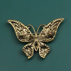 Rückansicht der antiken goldenen Schmetterlingsbrosche mit sicherem Nadelverschluss
