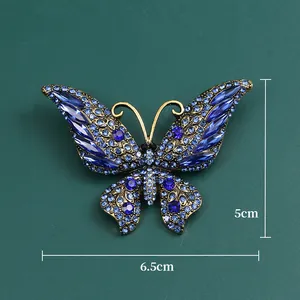 Detaillierte Nahaufnahme der blauen Kristall-Schmetterlingsbrosche mit Maßen 6,5 cm x 5 cm