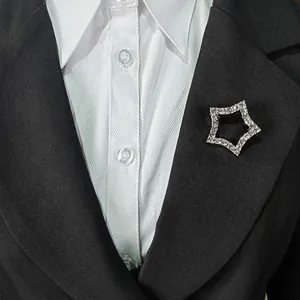 Elegante funkelnde silberne Pentagramm-Stern-Brosche an einem schwarzen Anzug-Revers