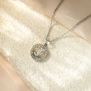 Elegante collana con pendente lettera J in argento e zirconi micro-pavé da donna