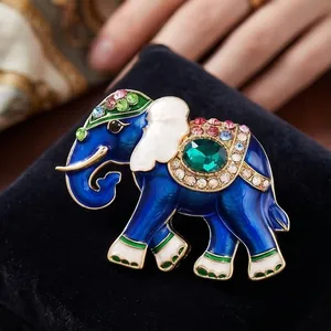 Luxe vintage blauwe emaille olifant speld met fonkelende groene edelsteen en strass