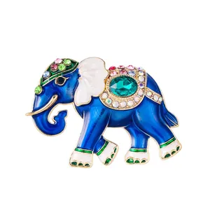 Luxe vintage blauwe olifant broche met kleurrijke strass steentjes op witte achtergrond.