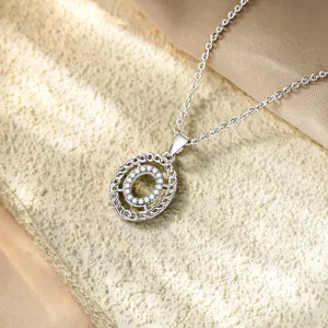 Dettaglio dell'elegante collana con ciondolo lettera O in micro zirconi argento