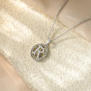 Vista dettagliata di una collana con pendente a lettera R in argento con zirconi micro-pavé.