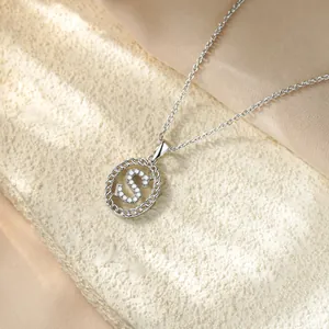 Primo piano di una collana in argento con ciondolo a lettera S impreziosito da zirconi