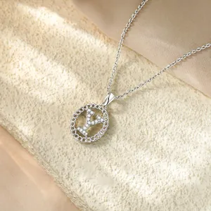 Primo piano di una collana con ciondolo iniziale Y argentata con pavé di zirconi cubici