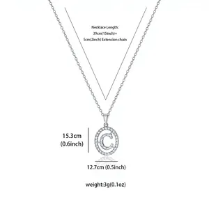 Dettaglio ravvicinato delle dimensioni di una collana con ciondolo lettera C argento
