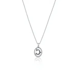 Dettaglio collana color argento con pendente a lettera C impreziosito da zirconi micro