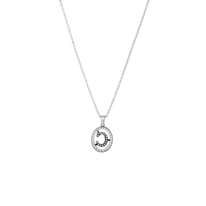 Elegante collana in argento con ciondolo lettera C in zirconi incastonati e cornice ovale