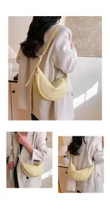 Detailansicht einer hellgelben Mondsichel-Tasche an einem weiblichen Modell