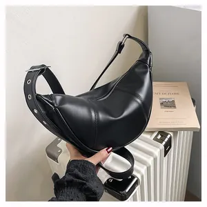 Stilvolle schwarze Kunstleder Umhängetasche im Dumpling-Stil für Damen Mode.