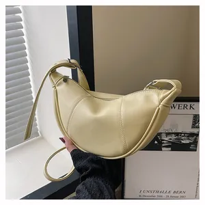 Schicke cremegelbe Mondsichel-Schultertasche aus weichem Leder mit verstellbarem Riemen