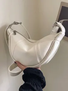 Minimalistische cremeweiße halbmondförmige Umhängetasche mit verstellbarem Riemen