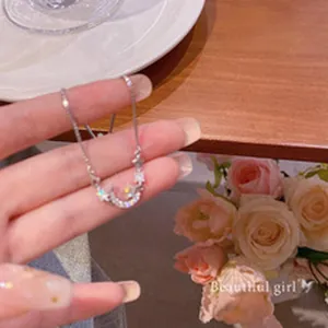 Primer plano de un collar de plata con dijes de luna y estrellas con cristales
