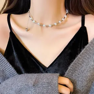 Gros plan détaillé d'un collier ras de cou élégant en perles et tubes métalliques