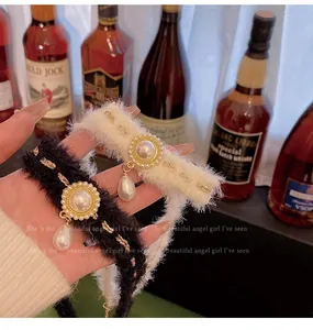 Gros plan de colliers ras-du-cou en peluche avec pendentifs perles élégants