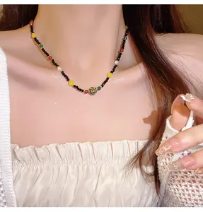 Nahaufnahme einer farbenfrohen Glücksperlenkette aus Kristall im New Chinese Style