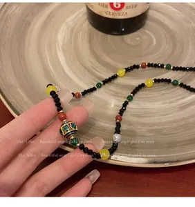 Detailansicht der farbenfrohen Kristallhalskette mit Emaille-Anhänger im China-Stil.