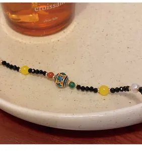 Nahaufnahme einer Halskette im neuen chinesischen Stil mit bunten Perlen und Emaille