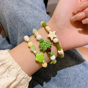 Juego de pulseras de cuentas de cerámica verde macarrón con dijes de estrellas