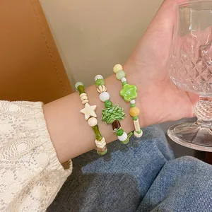 Juego de tres pulseras de cuentas de cerámica de colores macaron con dijes de estrella