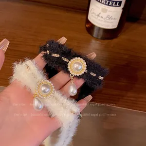 Colliers ras-de-cou élégants en peluche avec pendentifs perles de luxe en noir et blanc.
