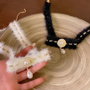 Collier ras de cou élégant en peluche avec un pendentif en perle pour les tenues d'hiver