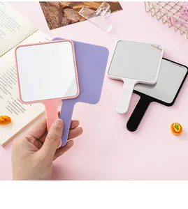 Dettaglio di specchi da trucco quadrati portatili in vari colori pastello.