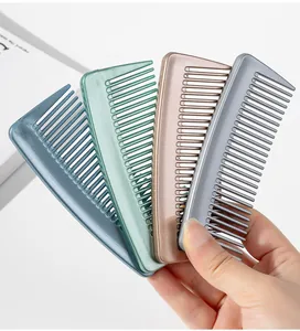 Vue détaillée de quatre peignes à cheveux de voyage portables en diverses teintes métal