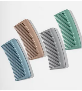 Vue détaillée de peignes à dents larges portables en diverses couleurs métalliques