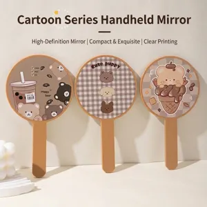 Set aus drei süßen Handspiegeln im Cartoon-Design in Brauntönen mit Bären- und Hundemotiven