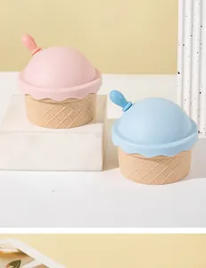 Nahaufnahme der rosa und blauen Eismassagebürsten für die Kopfhaut auf weißem Sockel