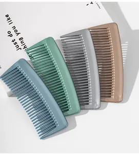 Lot de quatre petits peignes de poche colorés pour le voyage et le coiffage sur fond blanc