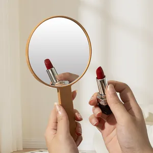 Großer brauner runder Handspiegel für Make-up mit minimalistischer Ästhetik