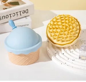Detailansicht einer Silikon-Kopfhautmassagebürste in Eiscreme-Form zum Haarewaschen.