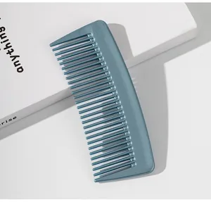 Vue détaillée d'un peigne à cheveux bleu métallisé portable idéal pour les voyages