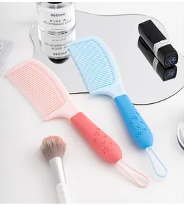 Vue détaillée de peignes portables avec poignées à motifs de pattes pour filles