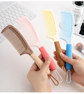Gros plan de quatre peignes à cheveux portables colorés avec boucles de suspension
