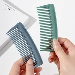 Paire de peignes de voyage minimalistes en finitions vert mat et bleu grisâtre