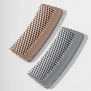 Deux peignes à cheveux démêlants portables en bronze métallisé et argent pour voyage.