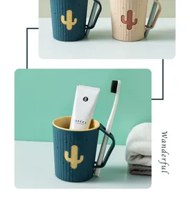 Dettaglio del bicchiere portaspazzolino design cactus con supporto per spazzolino