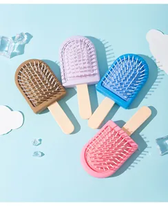 Primo piano di graziose spazzole per capelli a forma di ghiacciolo in colori pastello assortiti