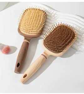 Détail de deux brosses à cheveux massantes à coussin d'air antistatiques marron et beige