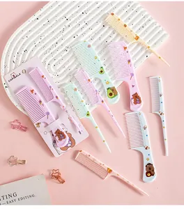 Ensemble de peignes colorés avec motifs capybara, incluant peignes à queue et à manche