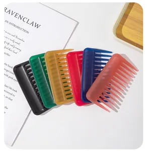 Gros plan de six peignes en plastique colorés à dents larges pour démêler les cheveux